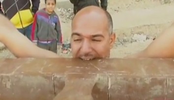 Jeho telo funguje inak. Keď mal osem rokov začal jesť sklo, teraz robí bláznivé veci