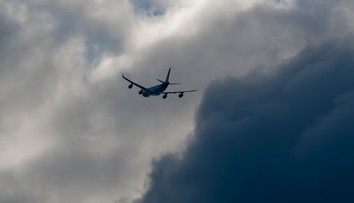 Desivé momenty na palube lietadla. Po zásahu bleskom museli núdzovo pristáť s prasknutým sklom