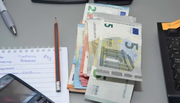 Väčšina Slovákov si myslí, že ľudia, ktorí majú problémy so splátkami dlhov, sú finančne negramotní