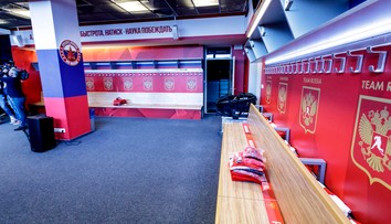 Rusi dostali honosnú šatňu. Viacero motivačných fráz sme našli aj v českom tábore