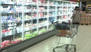 Slováci začínajú šetriť aj na jedle. Odborníci hovoria o varovnom signáli