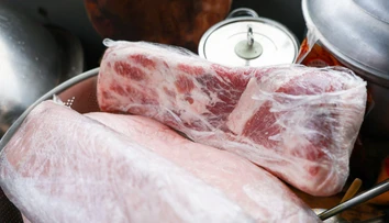 Takto mäso rozmrazuje veľa ľudí. Hygienici varujú pred nebezpečnou chybou