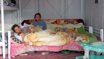 „Deti to nevydržia,“ plače matka zo Spišského Štiavnika. Po požiari žijú rodiny v stanoch a pijú vodu z potoka