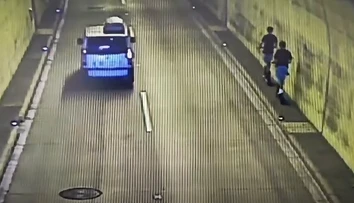 VIDEO: Pomýlili si diaľnicu s cyklotrasou. Mladíci na kolobežkách prešli tunelom na D1