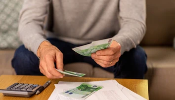 Slovensko sa prepadlo na dno EÚ. Iba v jednej krajine zarábajú ľudia menej, najviac zamrzí porovnanie s Poľskom
