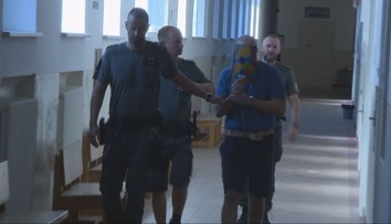 Muž, po ktorom strieľali policajti v Petržalke, sa postavil pred súd. Tvrdí, že pomohol rozbiť drogovú skupinu
