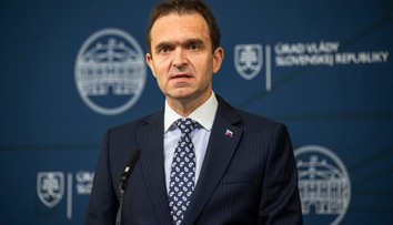 Vláda podá návrh na odvolanie šéfa SIS Aláča. Hamrana sa premiér zastal