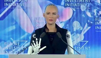 VIDEO: Sophii udelili občianske práva. Humanoidi sa pomaly stávajú súčasťou spoločnosti