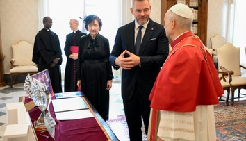 FOTO: Prezident na audiencii u pápeža. Pozval ho na Slovensko a odovzdal dary