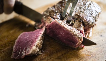 Červená tekutina vytekajúca z menej prepečených steakov nie je krv. Šéfkuchár vysvetľuje, o čo ide