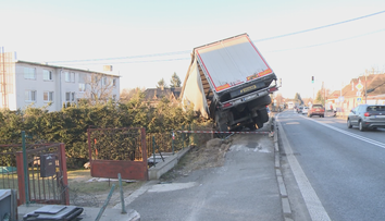 Nehoda kamióna na východe Slovenska. Vodič vrazil do rozvodnej skrine, náklad skončil vo dvore domu