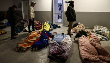 V márniciach a na cintorínoch už nie je miesto. Telá ležia po zemetrasení prikryté na uliciach