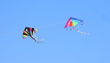 Dvaja Česi na motorke púšťali šarkana pri vedení vysokého napätia, skončili s popáleninami v nemocnici