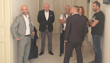 Pokračuje súd s policajtom, ktorý dal na chate v Čifároch nainštalovať kameru. Zachytila aj stretnutia politikov