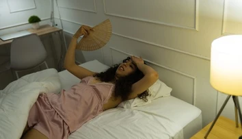 Horúčavy kradnú spánok. Odborníci radia, čo robiť, keď sa v noci prehadzujete