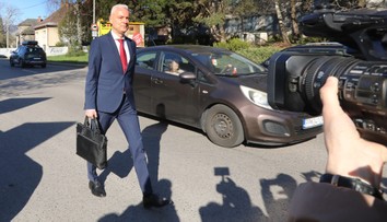 Ján Ferenčák vypovedá na polícii. Vypočúvajú ho k prípadu zaistenia jeho pozemkov aj videu z garáže