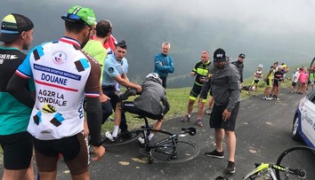 VIDEO: Policajt si pomýlil Frooma s fanúšikom. Stiahol ho z bicykla a spôsobil kolíziu