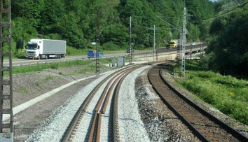Pri Ťahanovskom tuneli zrazil vlak muža. Záchranári bojovali o jeho život, no po hodine zomrel