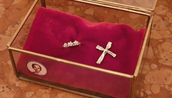 Pápež dostane na Slovensku niekoľko pozorností. Takéto dary mu pripravili v miestach, ktoré navštívi