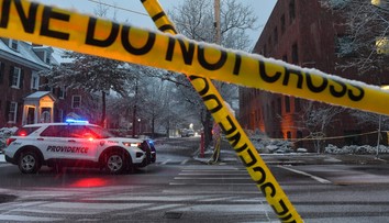 Polícia prepustila osobu zadržanú po streľbe na univerzite. Po páchateľovi naďalej pátrajú