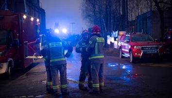 V poľskom závode na súčiastky do dronov horelo. Bezpečnostná kamera zachytila osobu v kukle