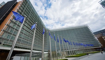 Členské štáty EÚ sa dohodli na 21. balíku sankcií proti Rusku. Grécko napokon stiahlo svoje veto