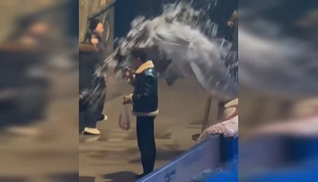 VIDEO: Muž si v akváriu napriek zákazu zapálil cigaretu. Bieluha mu dala lekciu