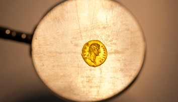 Izraelčanka našla vzácnu 2000-ročnú zlatú mincu. Dostala poďakovanie