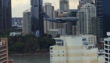 Lietadlo vystrašilo mnohých ľudí na smrť. Pripomínalo to útoky z 11. septembra 2001