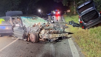 FOTO: Pri vážnej nehode na východe sa zranilo päť ľudí. Štyri osoby museli z áut vyslobodiť hasiči