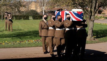 Británia sa rozlúčila s hrdinom pandémie, 100-ročným kapitánom Tomom