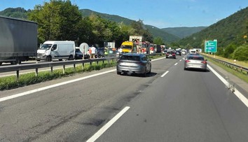 Vážna nehoda na strednom Slovensku. Po zrážke štyroch áut frekventovanú cestu uzavreli