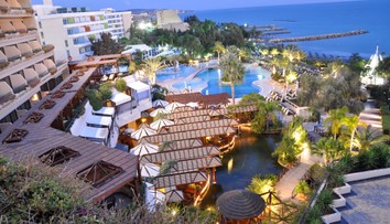 Cestovné kancelárie riešia kuriózne sťažnosti Slovákov. Málo slané more, veľa rýb či riasy na pláži