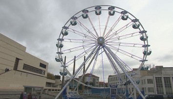 Vianočné trhy tento rok obohatilo aj ruské kolo. Návštevníci môžu atmosféru nasávať z výšky niekoľkých metrov