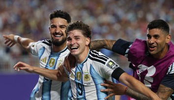 Obrovské drámy zvládli favoriti. Anglicko a Argentína si zahrajú o finále