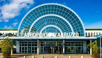 Začiatok dovoleniek komplikujú výpadky elektriny. Horúčavy zasiahli aj letisko