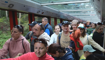 Deti posielajú k medveďom. Tatry zaplavili davy ľudí