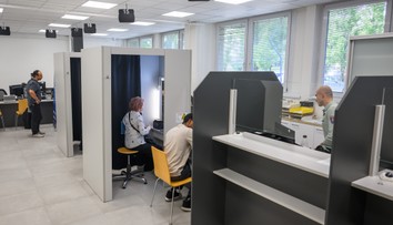Koniec kupčenia s termíny na cudzineckej polícii? Ministerstvo tvrdí, že problém s rezervačným systémom vyriešilo