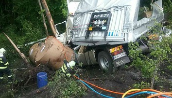 Fotogaléria: Vodič poľského kamióna havaroval v Krupine, zostal zakliesnený v kabíne