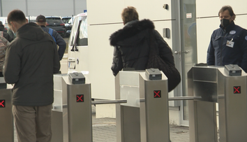 Sťažnosti zamestnancov pribúdajú. Firmy ich nútia, aby si testovanie dodatočne nadrobili