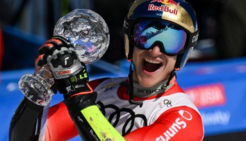 VIDEO: Odermatt sa postaral o kurióznu situáciu. Pri oslave prišiel o trofej, jej časti rozdal