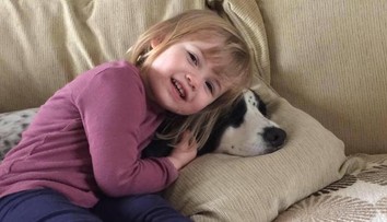 Šokujúca snímka dvojročného dievčatka. Toto s ním urobila meningitída