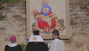 Kúsok Slovenska vo večnom meste. Vo Vatikánskych záhradách odhalili mozaiku Panny Márie so slovenským erbom