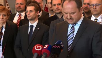 Opozícia vyzýva na boj proti extrémizmu: Študentom chce platiť exkurzie do Osvienčimu