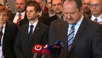 Opozícia vyzýva na boj proti extrémizmu: Študentom chce platiť exkurzie do Osvienčimu