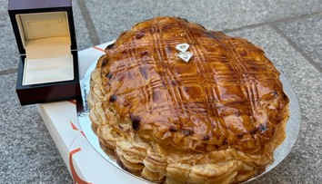 Rodina našla v koláči z pekárne skutočný poklad. Ukázalo sa, že to nebola náhoda