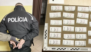 Dvaja policajti vyberali od vodičov pokuty za rýchlosť. V skutočnosti však nemali ani radar