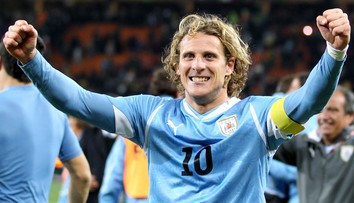 Bol hviezdou duelu, trávnik však opúšťal v agónii. Legendu ťažko zranili v zápase veteránov