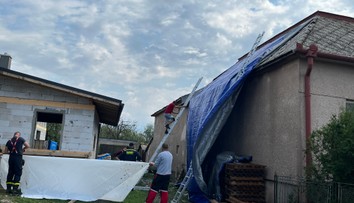 Spúšť po búrkovej smršti na východe Slovenska. Domy sú bez striech, polia bez úrody