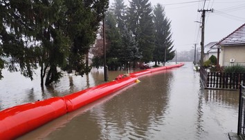 Sliač čakalo ráno prekvapenie. Zaplavené ulice cez noc zamrzli a mesto sa zmenilo na veľké klzisko